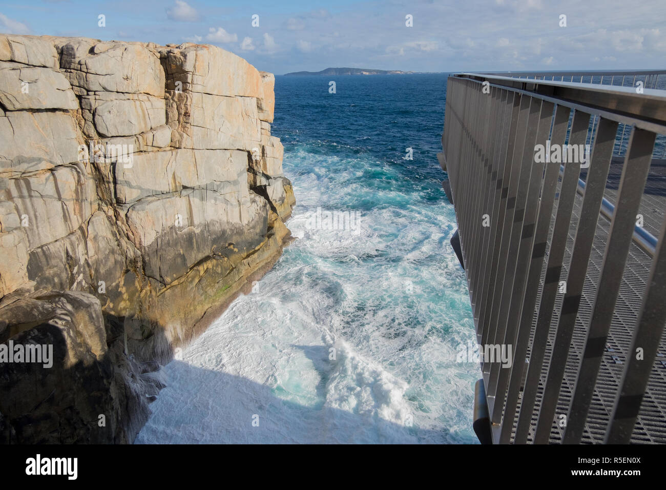 Ein Blick auf die neue, hi-tech freitragende an der berühmten Lücke im Torndirrup National Park in der Nähe von Albany, Western Australia übersehen. Stockfoto