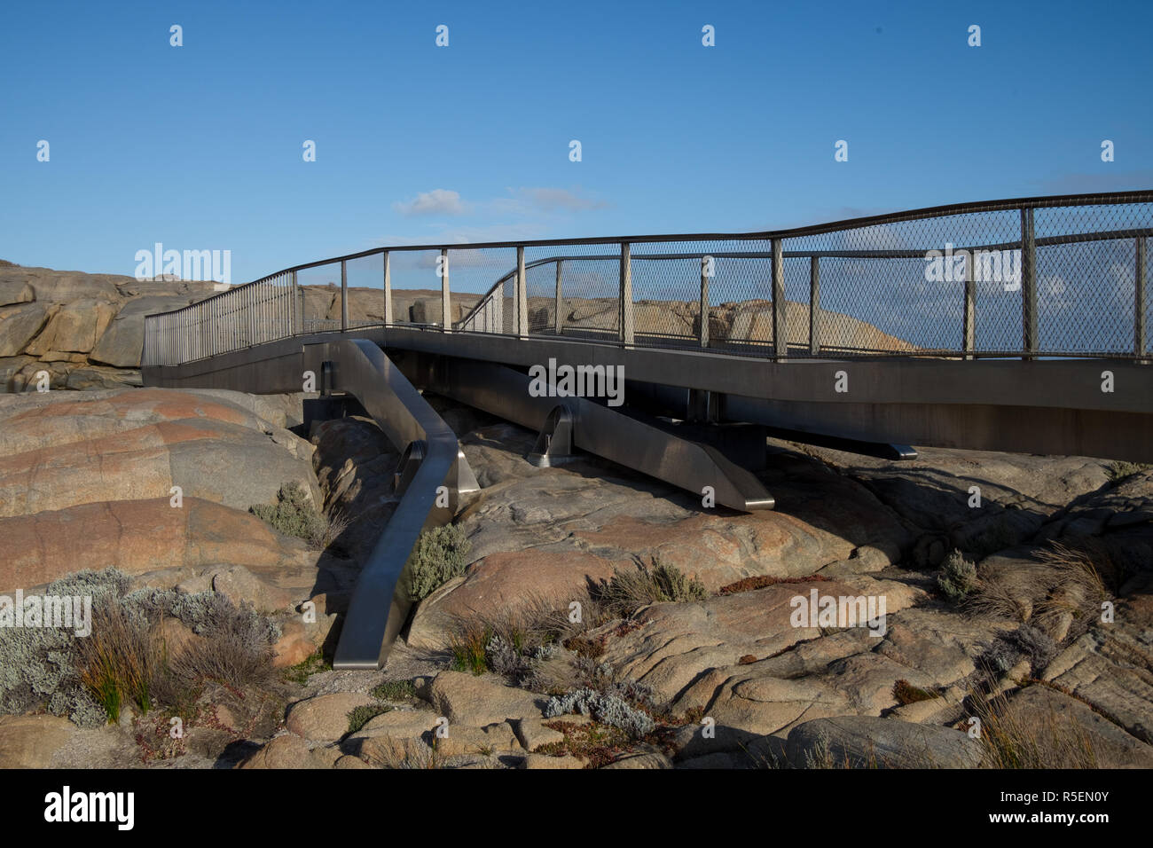Ein Blick auf die neue, hi-tech freitragende an der berühmten Lücke im Torndirrup National Park in der Nähe von Albany, Western Australia übersehen. Stockfoto