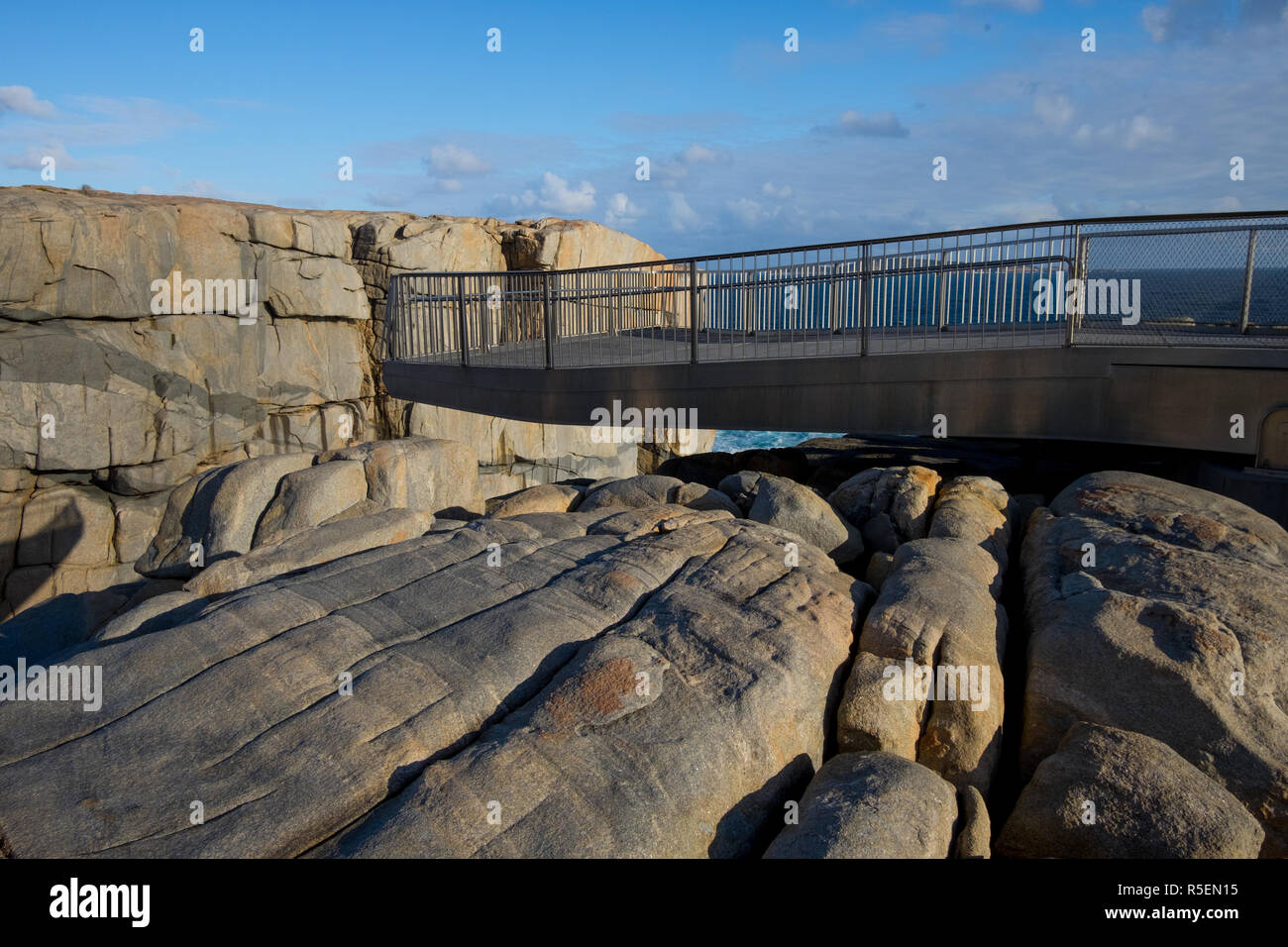 Ein Blick auf die neue, hi-tech freitragende an der berühmten Lücke im Torndirrup National Park in der Nähe von Albany, Western Australia übersehen. Stockfoto