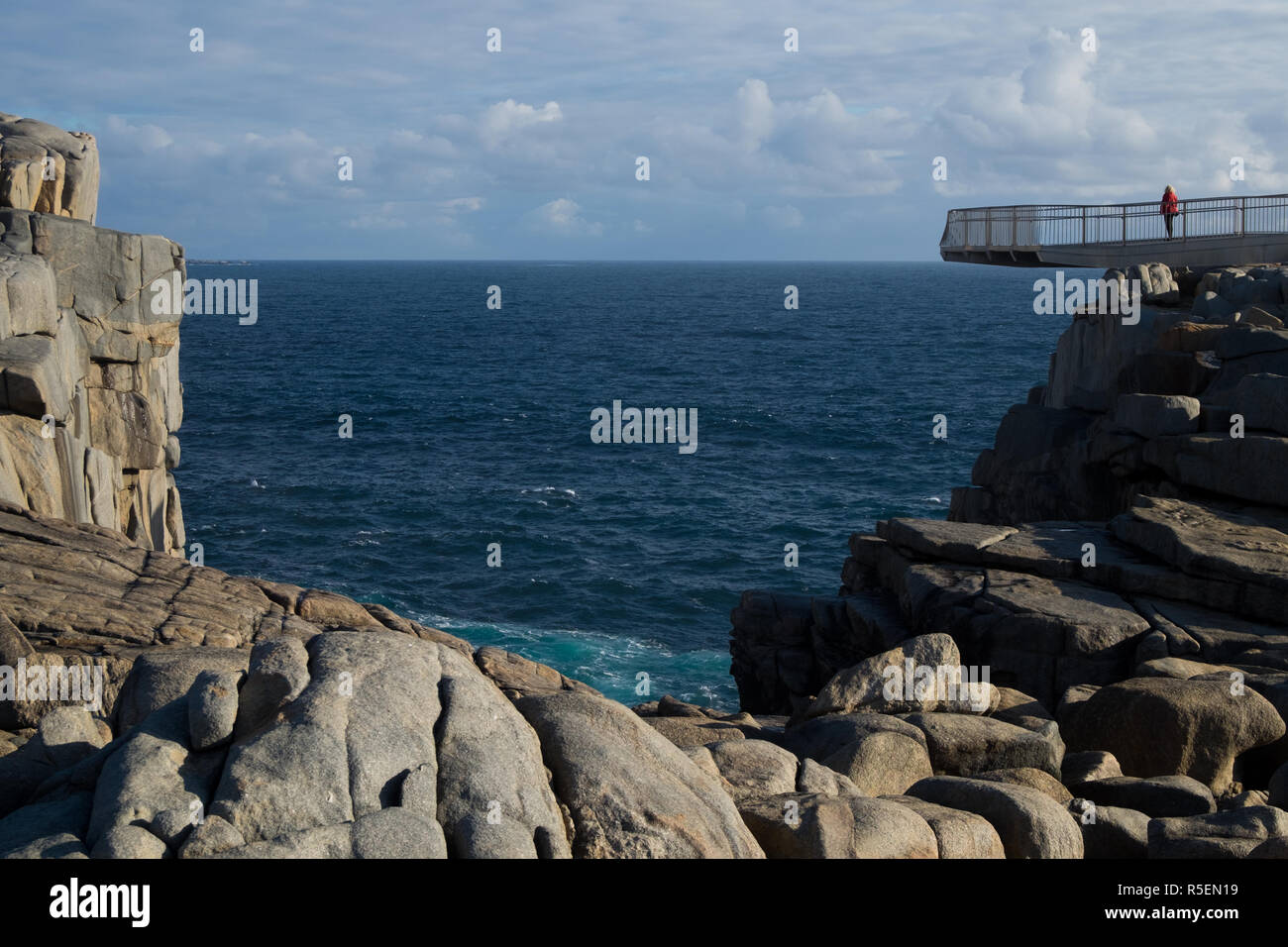 Ein Blick auf die neue, hi-tech freitragende an der berühmten Lücke im Torndirrup National Park in der Nähe von Albany, Western Australia übersehen. Stockfoto