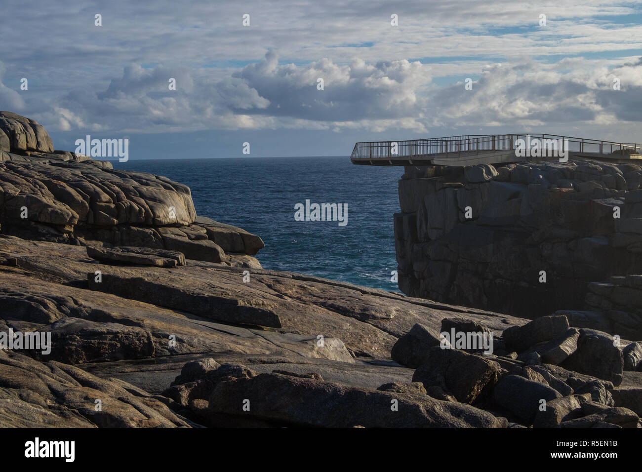 Ein Blick auf die neue, hi-tech freitragende an der berühmten Lücke im Torndirrup National Park in der Nähe von Albany, Western Australia übersehen. Stockfoto