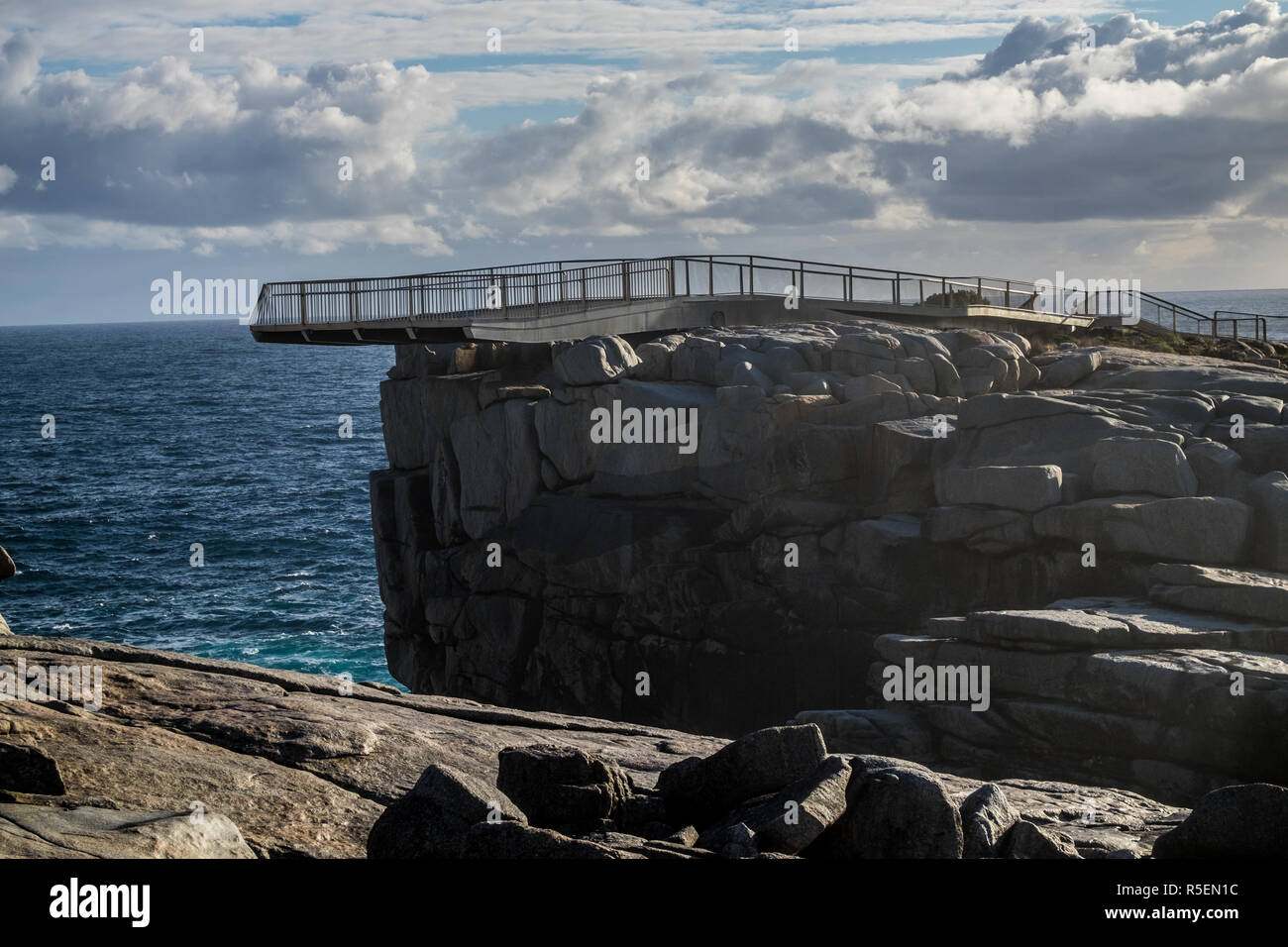 Ein Blick auf die neue, hi-tech freitragende an der berühmten Lücke im Torndirrup National Park in der Nähe von Albany, Western Australia übersehen. Stockfoto