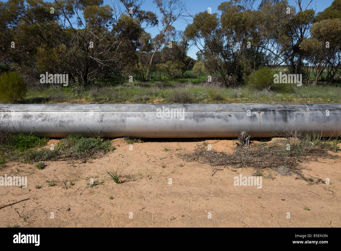 Ein Abschnitt der Leitung der Goldfelder Wasserversorgung. Die Leitung läuft meist über dem Boden und liefert Kalgoorlie mit Wasser. Stockfoto