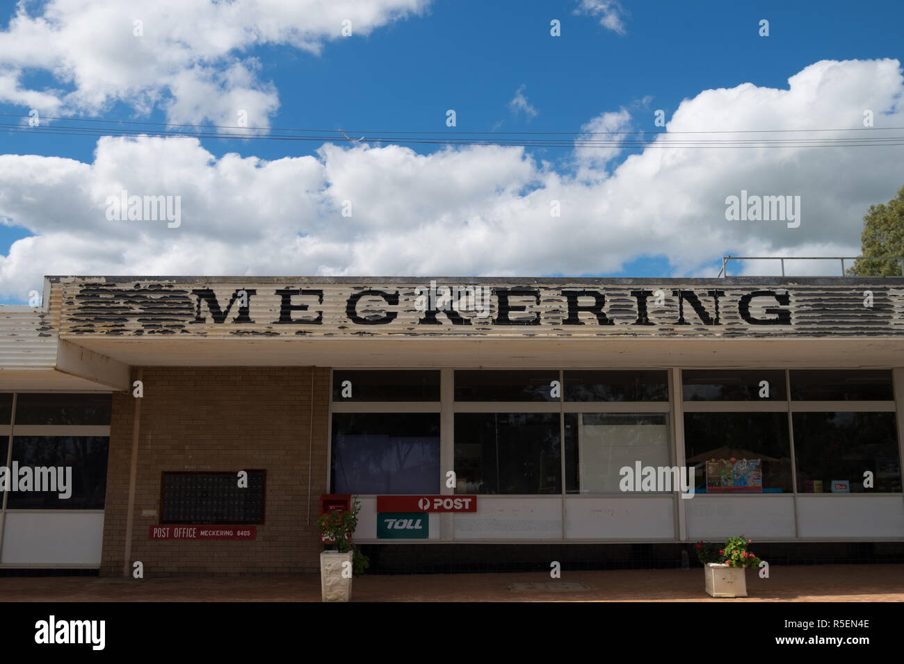 Iconic suchen ländlichen Australien kleine Stadt bauen und Western, Open Sky. Stockfoto