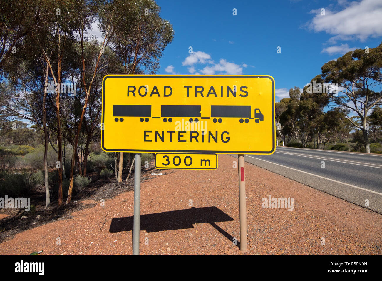 Ein Lastzug, Warnschild in ländlichen Western Australia. Stockfoto
