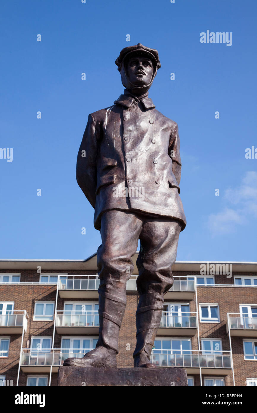 Statue von Charles Stewart Rolls, der erste Mensch, der Ärmelkanal und die Rückkehr zu überqueren, Dover, Kent, England in einem einzigen Flug Stockfoto