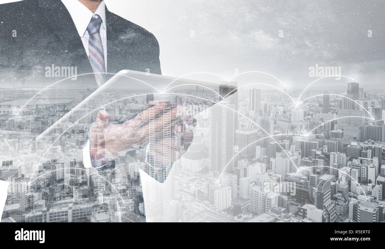 Double Exposure Geschäftsmann mit digitalen Tafel und Stadtbild. Business Netzwerk, blockchain Technologie und Internet verbindung Stockfoto
