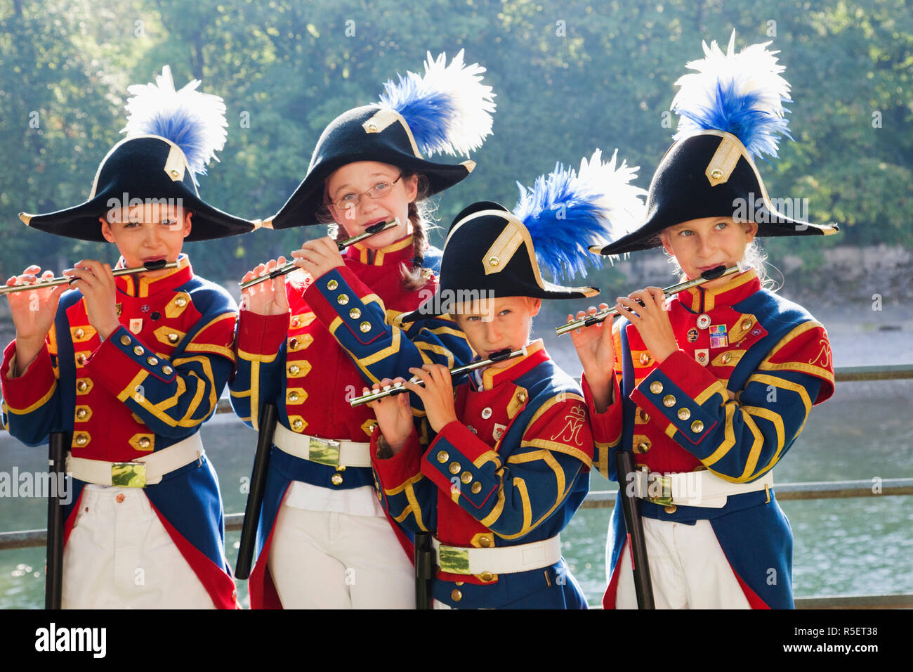 Deutschland Bayern Munchen Oktoberfest Oktoberfest Parade Kinder Gekleidet In Mittelalterlichen Kostumen Spielen Floten Stockfotografie Alamy