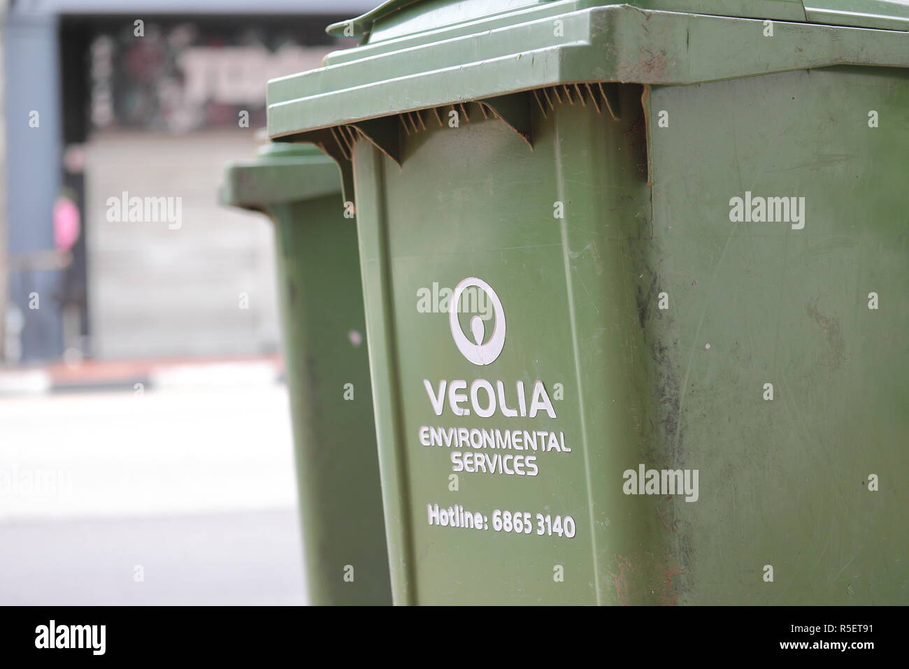Fahrrad von Veolia Reinigung Mülltonne Singapur. Veolia Environnement  Services betreibt in 35 Ländern rund um die Welt Stockfotografie - Alamy