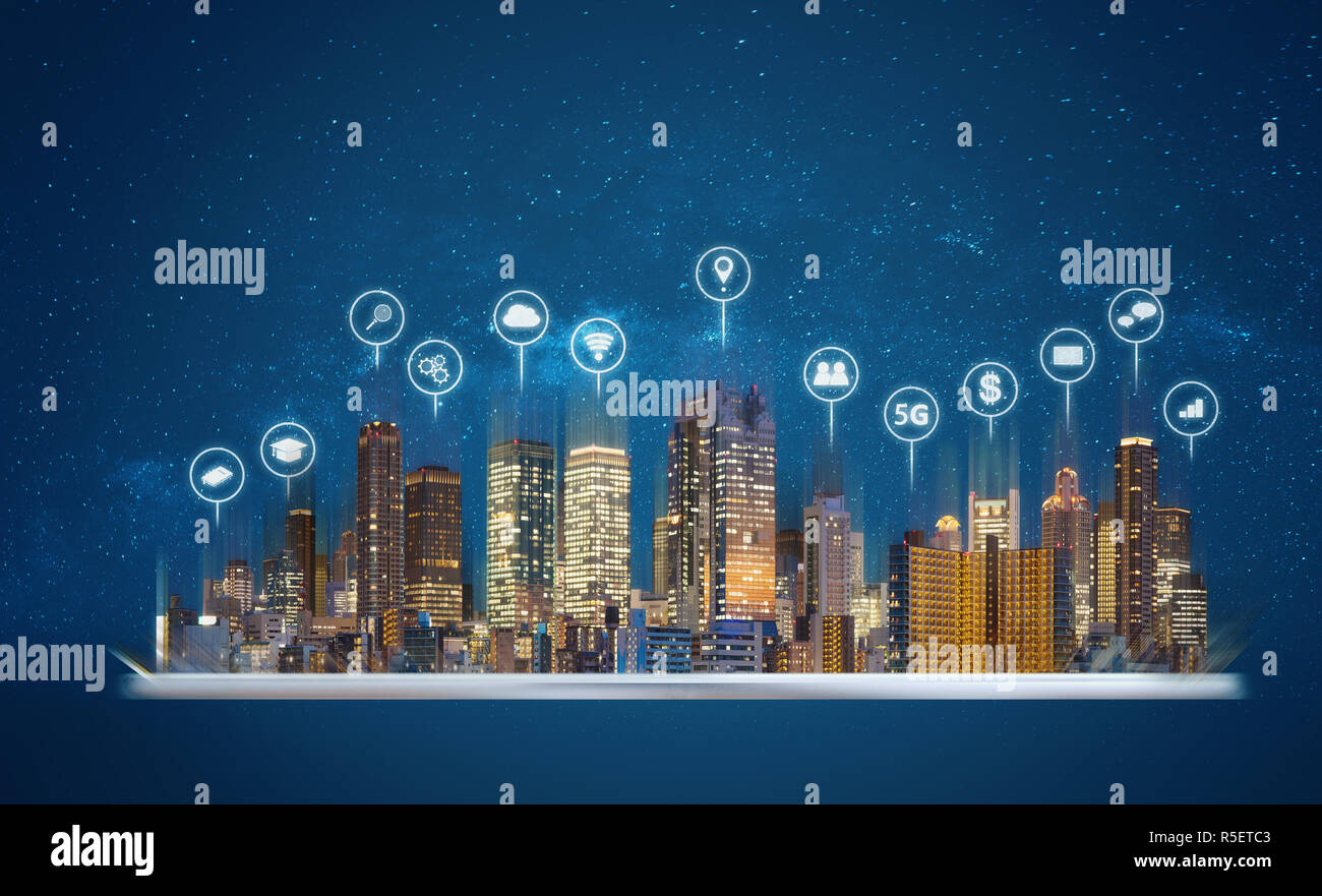 Digitale Tablet mit modernen Gebäuden Hologramm und Technologie Symbole. Smart City, Internet und Netzwerk intelligente Technologie Stockfoto