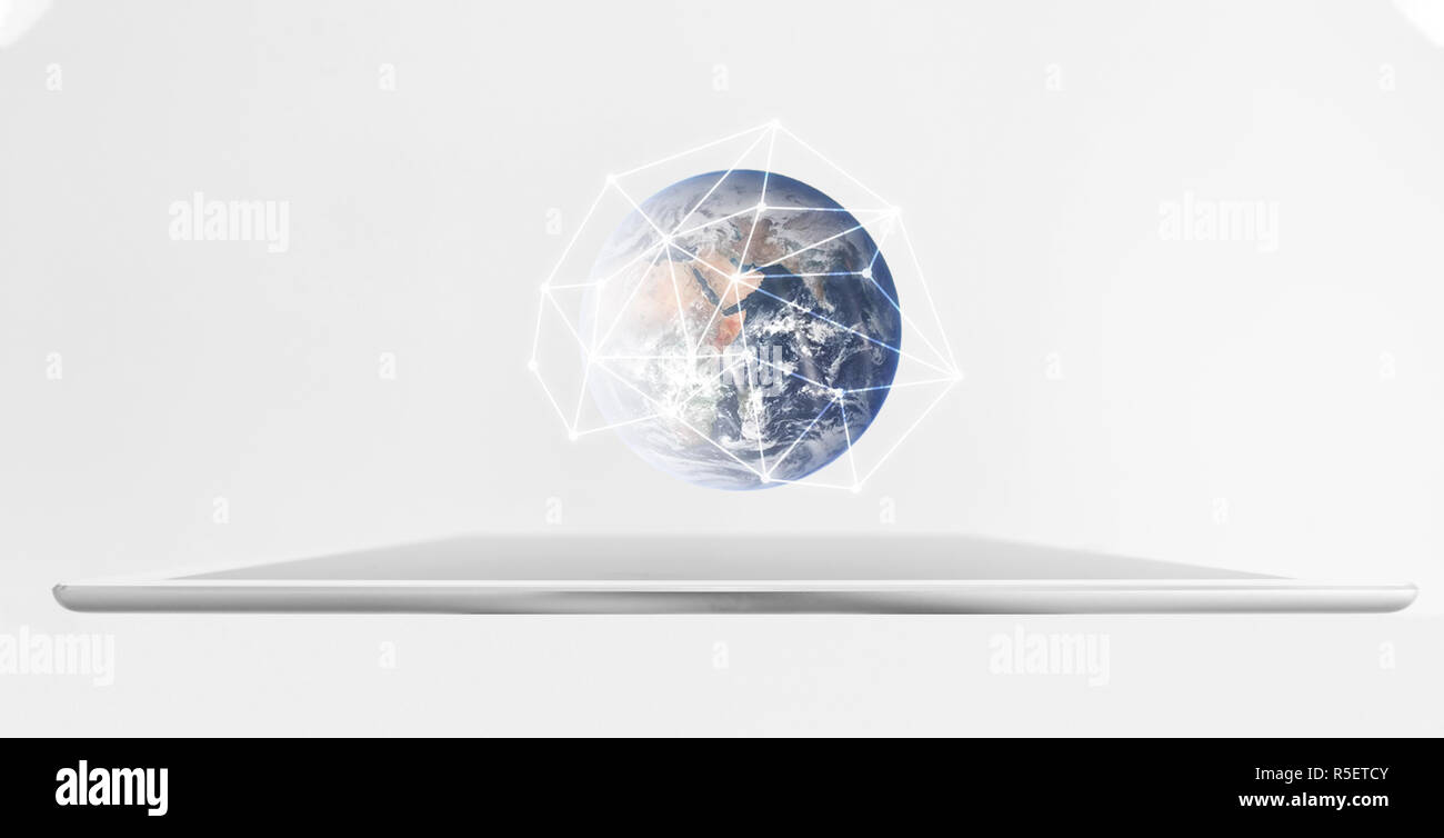 Digitale Tablet mit globalen Netzwerk Hologramm. Netzwerktechnologie und die smart-Technik. Element dieses Bild sind von der NASA eingerichtet Stockfoto