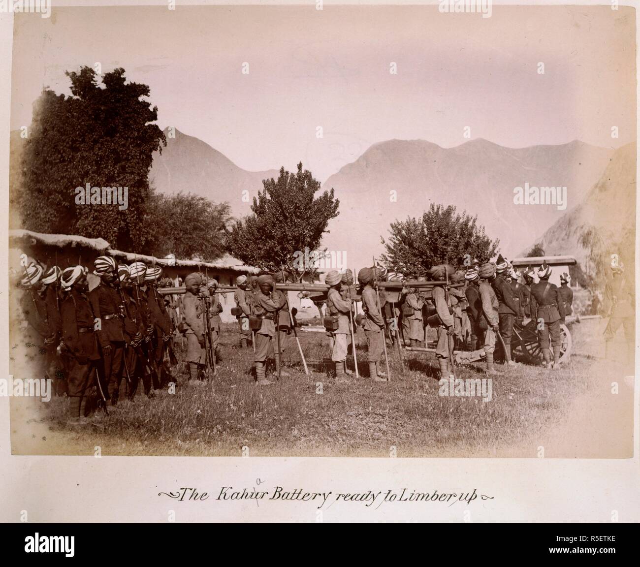 Die kahar Akku bereit bis zu Protze [Gilgit]. Wahrscheinlich in Gilgit, 29. Juli 1885 fotografiert. Die Mission Bericht (s. 285), die auf die Ankunft in Gilgit, 'zwischen dem fort und Residency einen Träger (kahar) Batterie und infanterieregiment zur Prüfung vorgeführt wurden, und danach ging durch einige Manöver unter Allgemein Indar Singh, in der Tat sehr gut." [Albumen print, 278 x 202 mm]. Album von 'Fotografien, Gilgit und Chitral, Yassin, Mastuch, & Ca." [ Gilgit Mission]. Die Fotos sind als von Indien im August 1886 an den Staatssekretär gesendet wurde aufgezeichnet., August 1886. Quelle: Phot Stockfoto