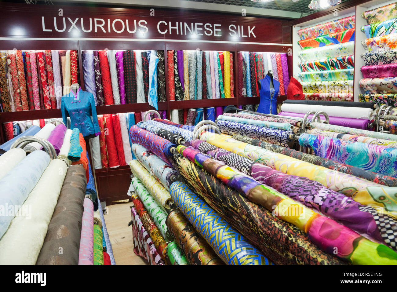 China, Peking, Seidenmarkt, Material und Seide Shop Stockfoto