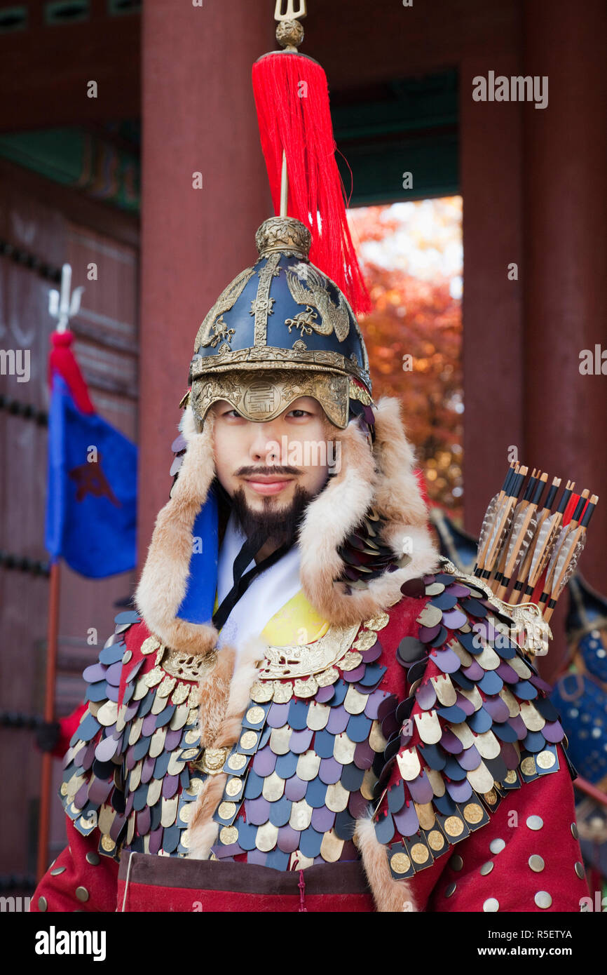 Südkorea, Seoul, Deoksugung Palast, Portrait von zeremoniellen Guard in traditioneller Uniform Stockfoto