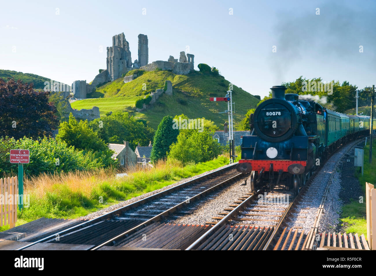 Großbritannien, England, Dorset, Corfe Castle und Station auf der Swanage Railway Stockfoto