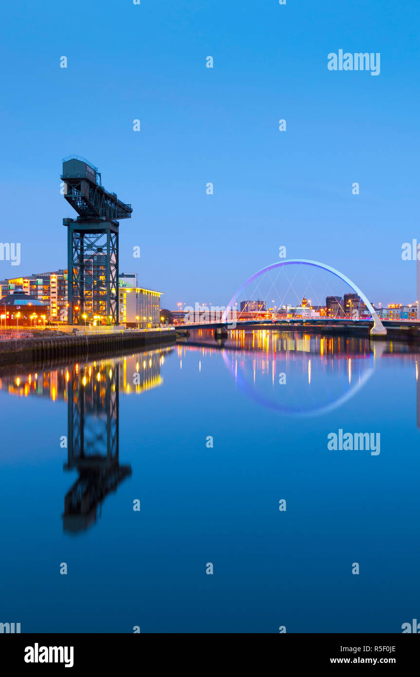 Großbritannien, Schottland, Glasgow, Fluss Clyde Finnieston Kran und Clyde Arc, die den Spitznamen Squinty Brücke Stockfoto