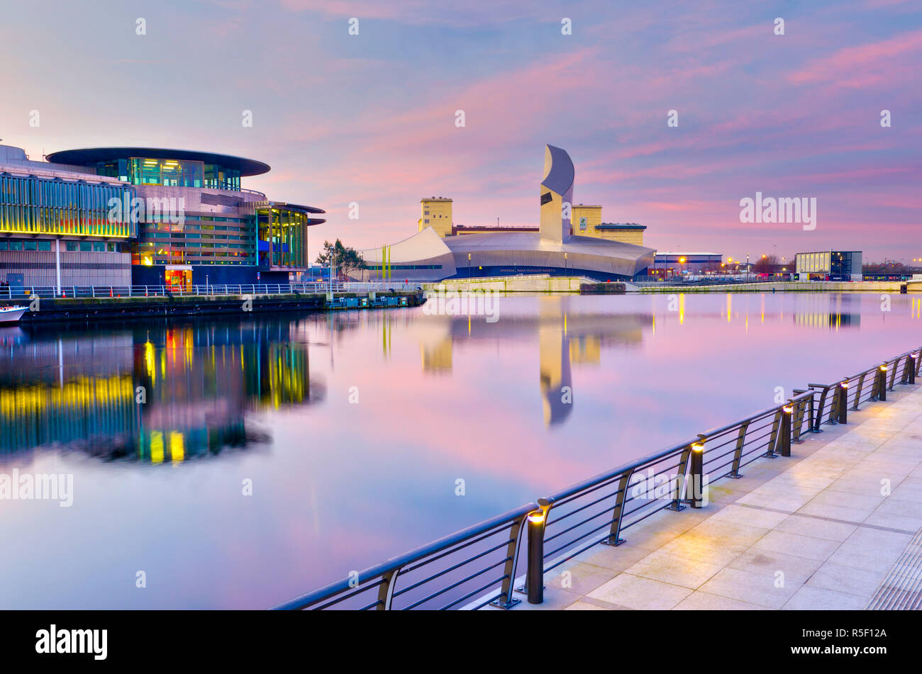 Großbritannien, England, Greater Manchester, Salford, Salford Quays, Imperial War Museum North mit Der Lowry Kais Theater auf der linken Seite Stockfoto