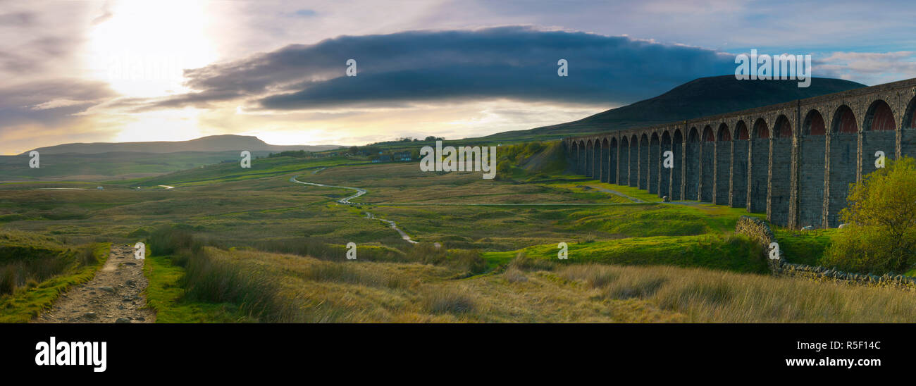 Großbritannien, England, North Yorkshire, Ribblehead Viadukt auf der Bahnstrecke Settle Carlisle Stockfoto