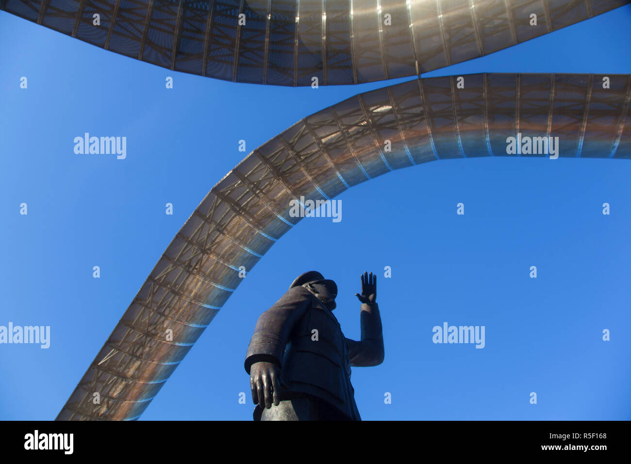 Großbritannien, England, Birmingham, Coventry, Statue von Air Commodore Frank Whittle, der erste Testflug von Jet Antrieb Gloster Whittle 1941 Stockfoto
