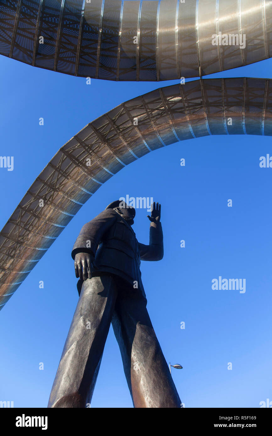 Großbritannien, England, Birmingham, Coventry, Statue von Air Commodore Frank Whittle, der erste Testflug von Jet Antrieb Gloster Whittle 1941 Stockfoto