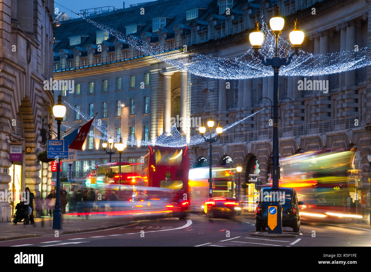 Großbritannien, England, London, Regents Street, Weihnachtsbeleuchtung und Taxi Stockfoto