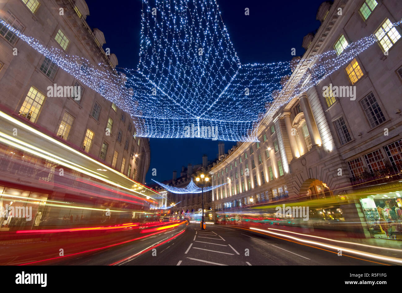 Großbritannien, England, London, Regents Street, Weihnachtsbeleuchtung und Taxi Stockfoto