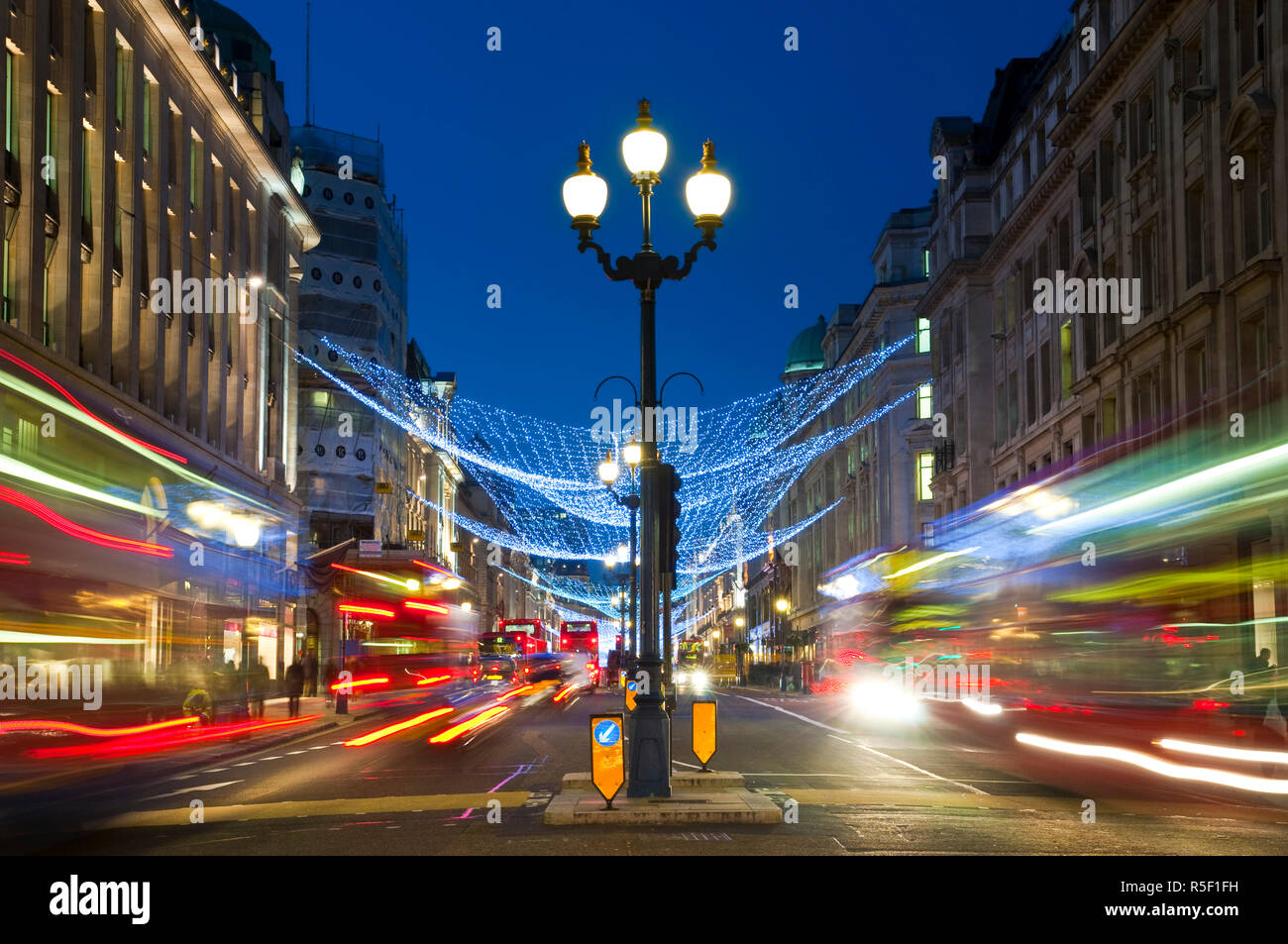 Großbritannien, England, London, Regents Street, Weihnachtsbeleuchtung und Taxi Stockfoto