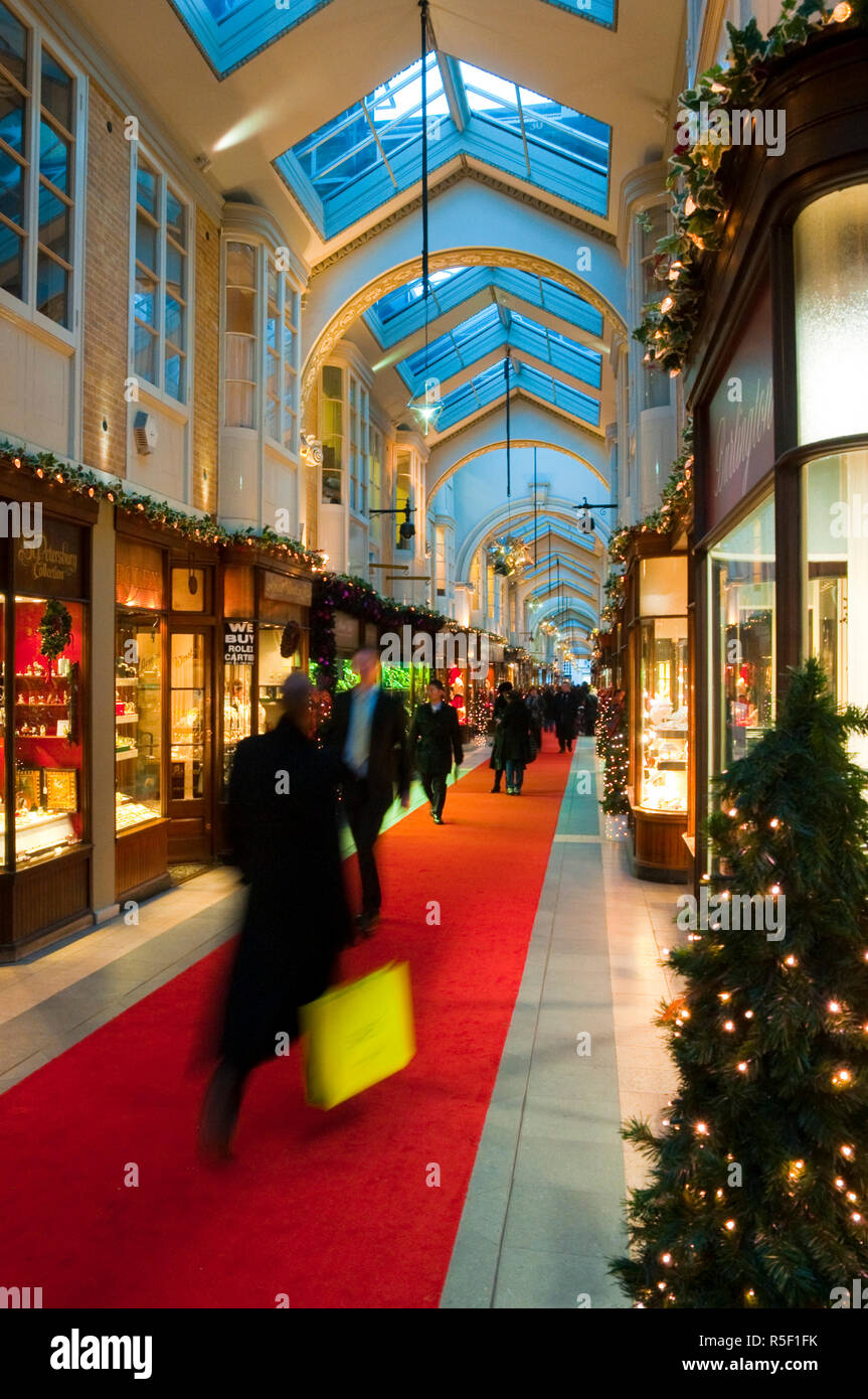 Großbritannien, England, London, Piccadilly, Burlington Arcade an Weihnachten Stockfoto