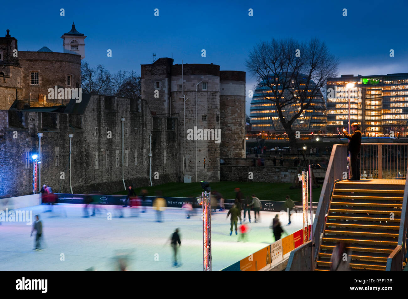 Großbritannien, England, London Tower, Winter icerink, Rathaus über Stockfoto