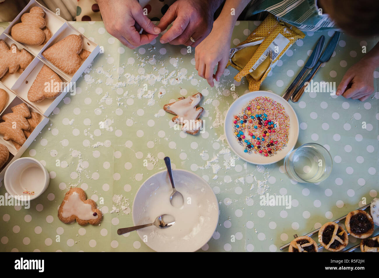 Vater und Sohn machen Weihnachten behandelt Stockfoto