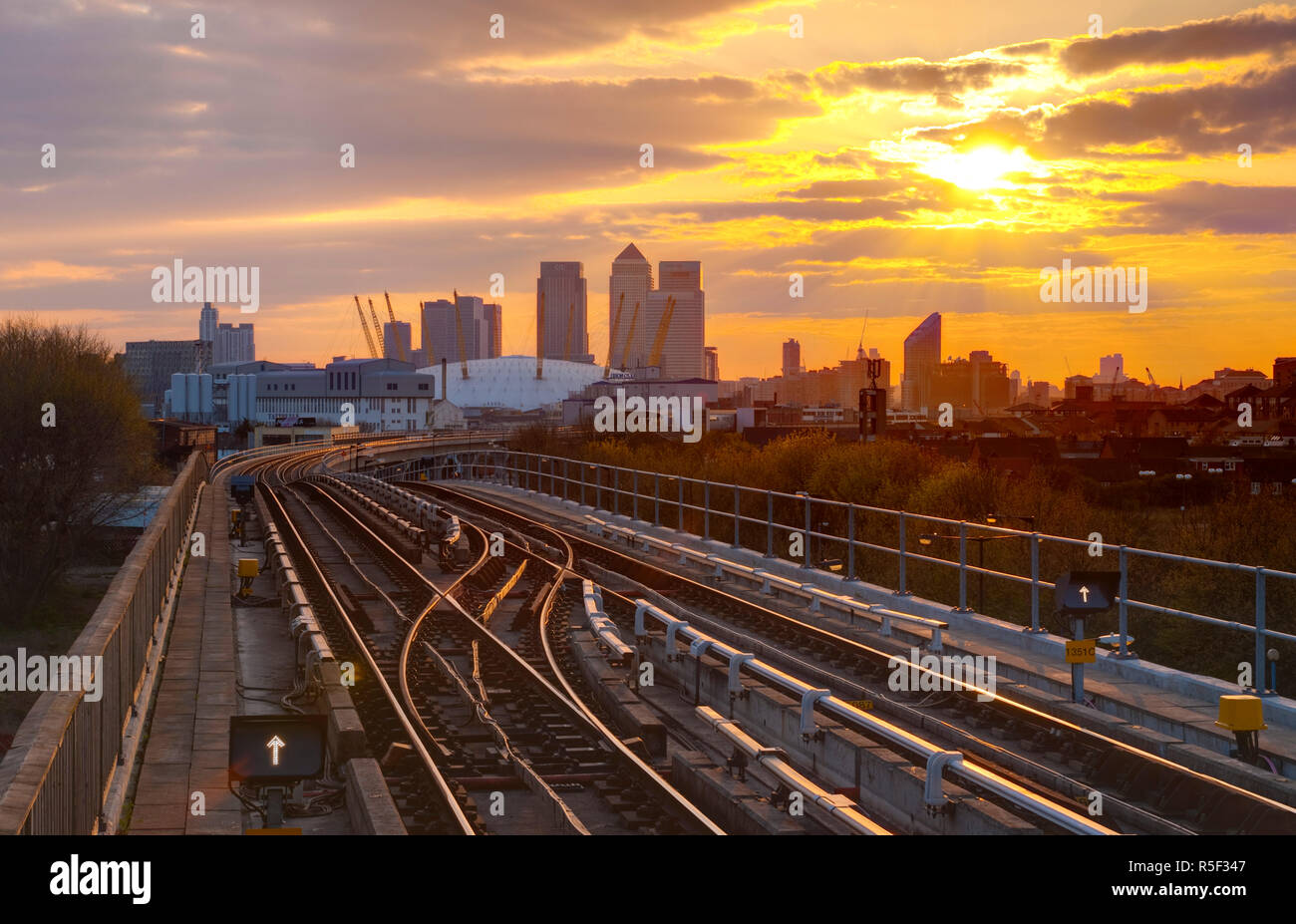 Großbritannien, England, London, Canary Wharf und die O2 Arena (Millennium Dome) von Pontoon Dock DLR Station Stockfoto