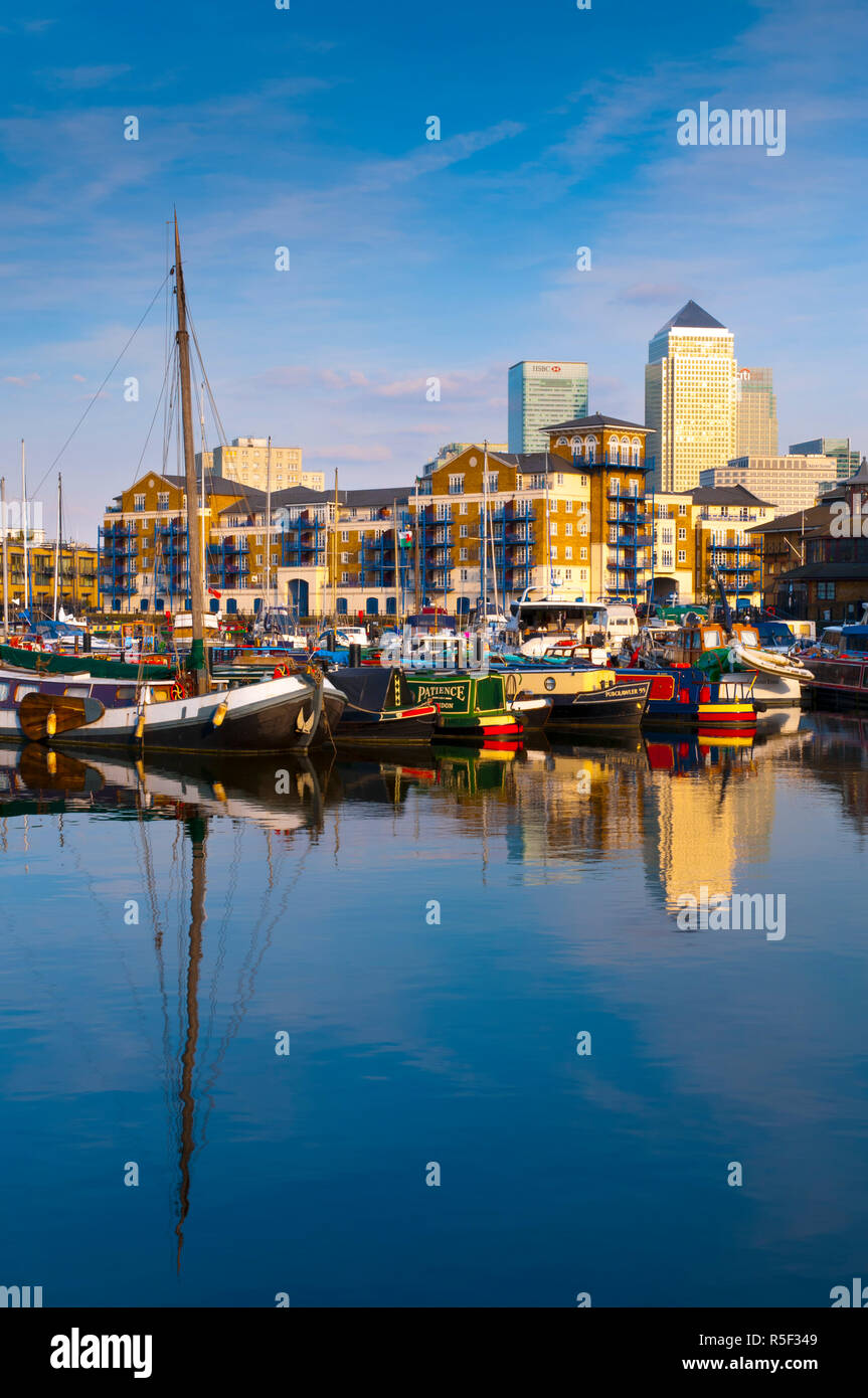 Großbritannien, England, London, Limehouse Basin und Canary Wharf über Stockfoto