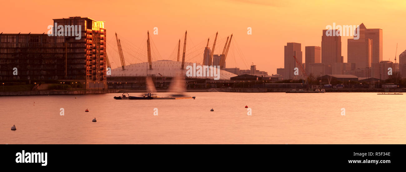 Großbritannien, England, London, Royal Victoria Dock, Canary Wharf Skyline und die O2 Arena (Millennium Dome) Stockfoto