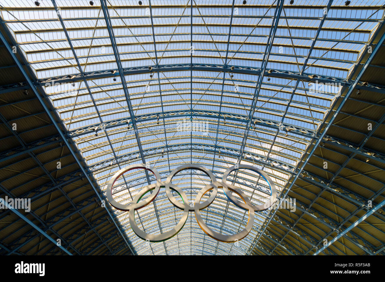 Großbritannien, England, London, St Pancras Bahnhof, Olympische Ringe Stockfoto