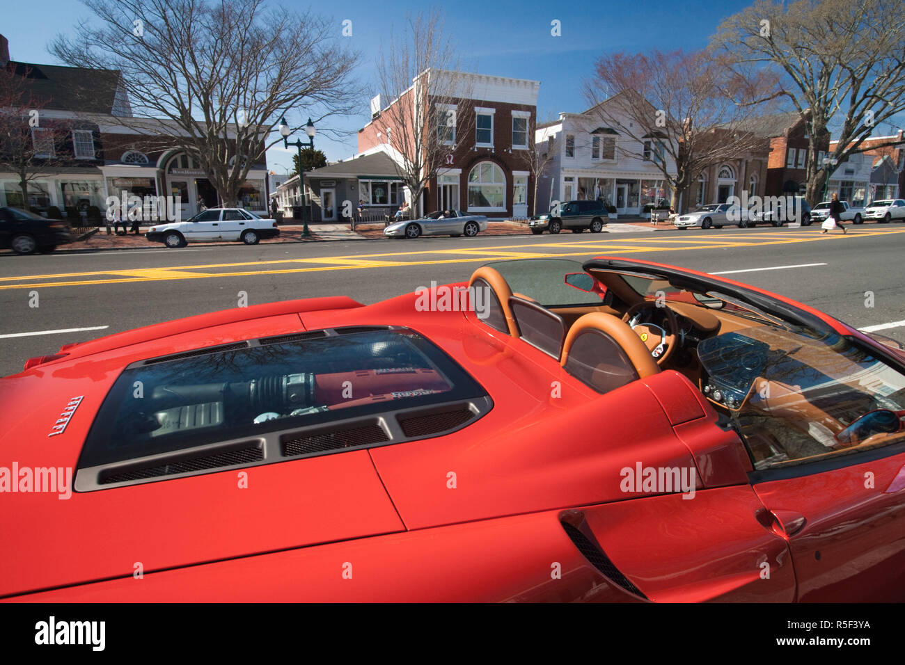 USA, New York, Long Island, The Hamptons, East Hampton, Innenstadt und roten Ferrari Sportwagen Stockfoto