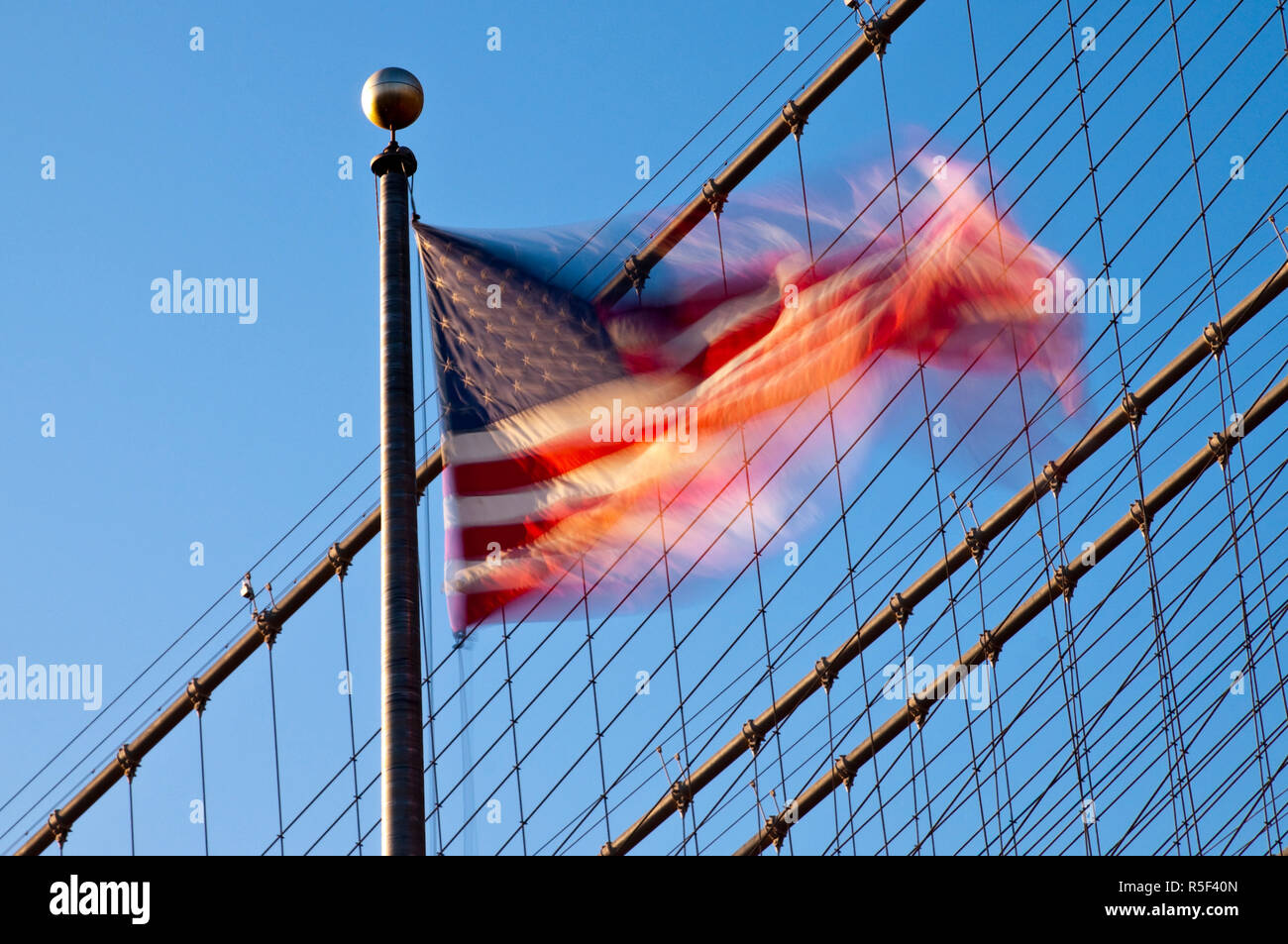 USA, New York, Manhattan, Brooklyn Brisge und Sternenbanner Flagge Stockfoto