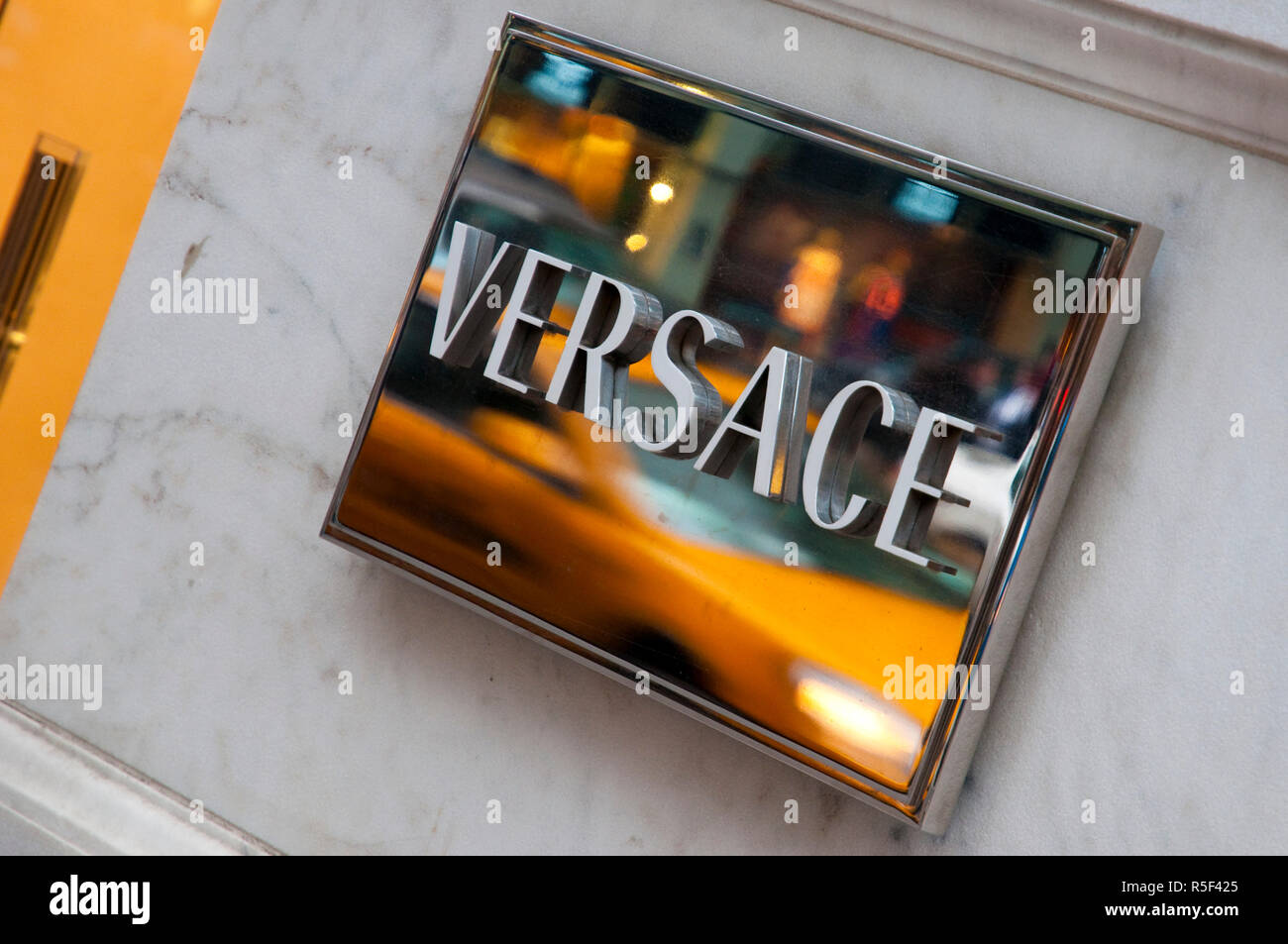 USA, Manhattan, Midtown, Fifth Avenue, Versace Shop Stockfoto