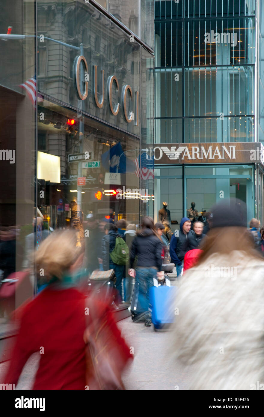 USA, Manhattan, Midtown, Fifth Avenue, Gucci und Armani Läden Stockfoto
