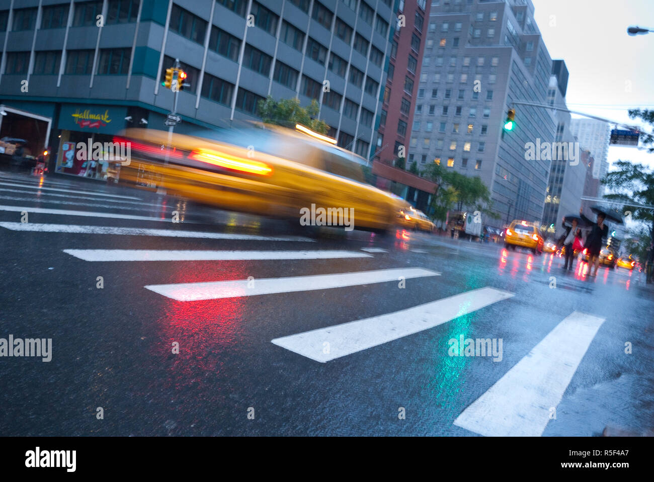 Die Taxis auf der 2nd Avenue, Midtown, Manhattan, New York City, USA Stockfoto