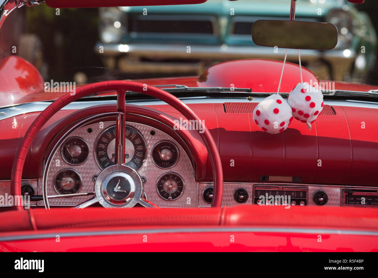 USA, Massachusetts, Cape Ann, Gloucester, Antique Car Show, fuzzy Dice in den 50er-Ära Convertible Stockfoto