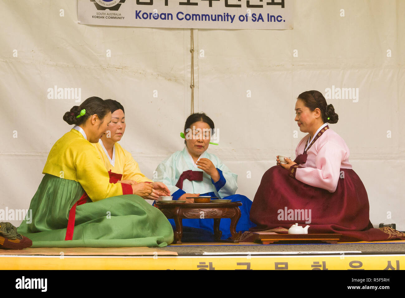 Eine Gruppe von Frauen, die Teilnahme an einer traditionellen Teezeremonie in der koreanischen Kultur 2017 und Food Festival in Adelaide, South Australia, Australien. Stockfoto