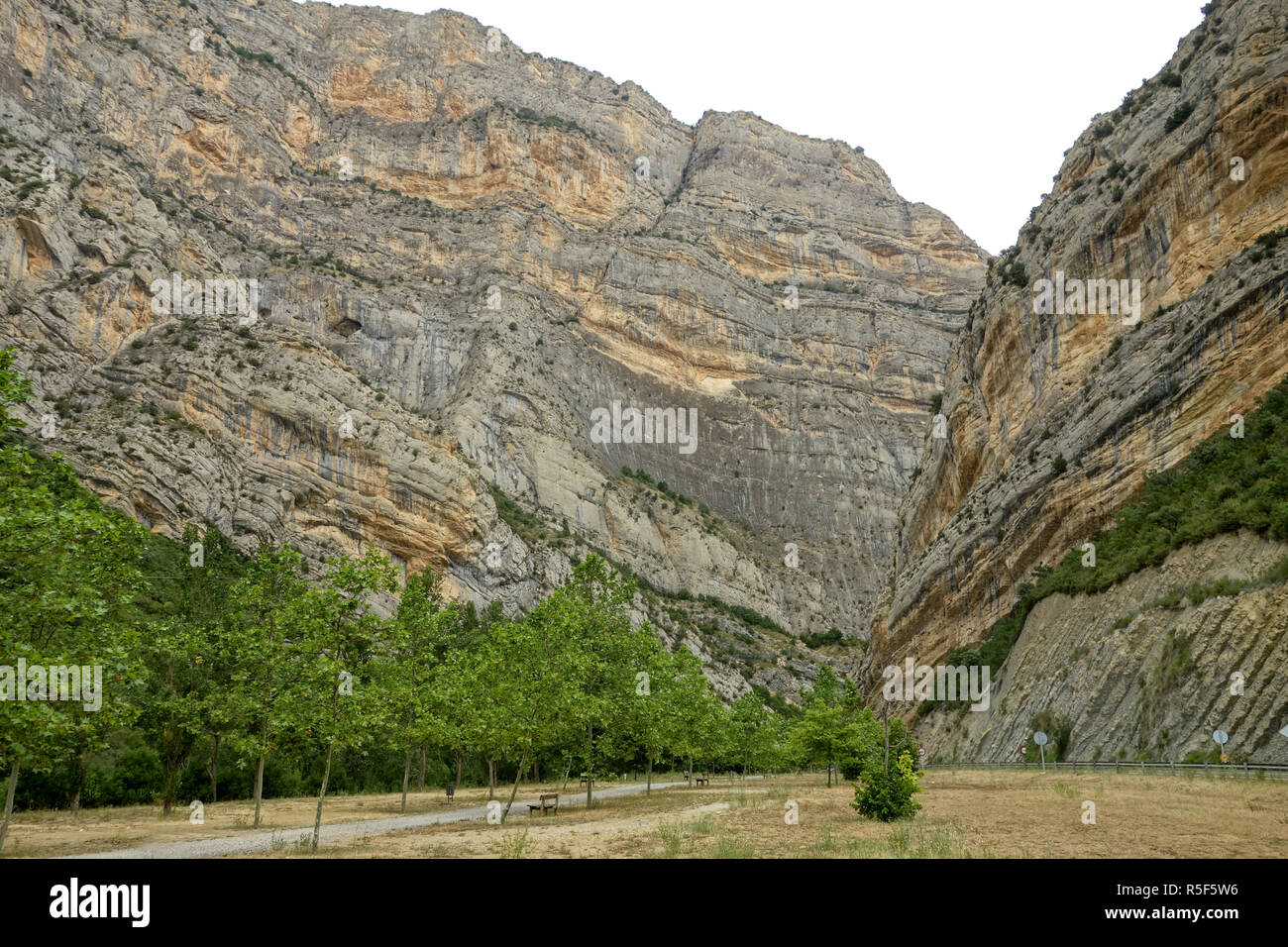 Berge in den spanischen Pyrenäen Falten Stockfoto