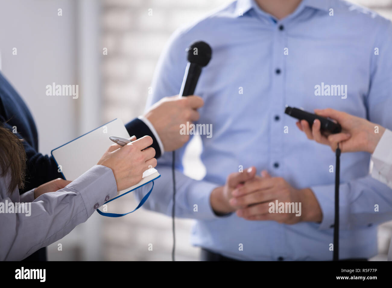 Menschen sprechen in den Mike in den Medien Stockfoto