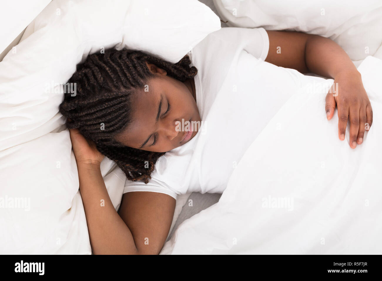 Mädchen schlafend auf dem Bett Stockfoto