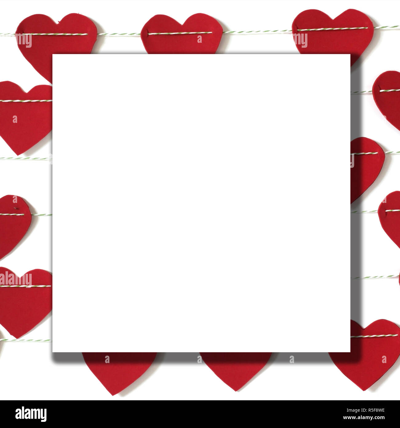 Rotes Herz aus Papier hängen auf der Wäscheleine mit Copyspace Stockfoto