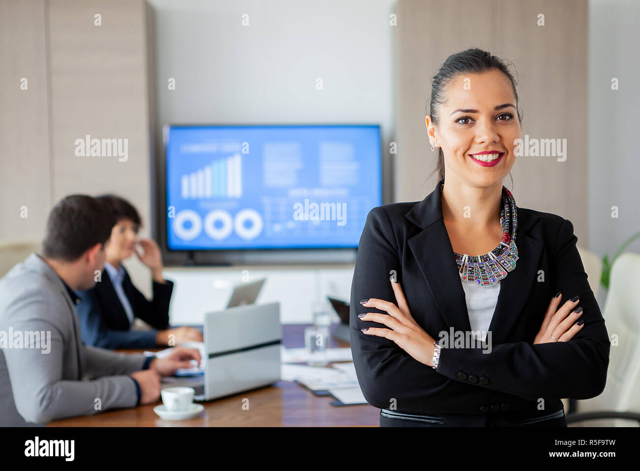 Gerne schöne bussines Frau im Konferenzraum. Erfolgreiche Frau. Stockfoto