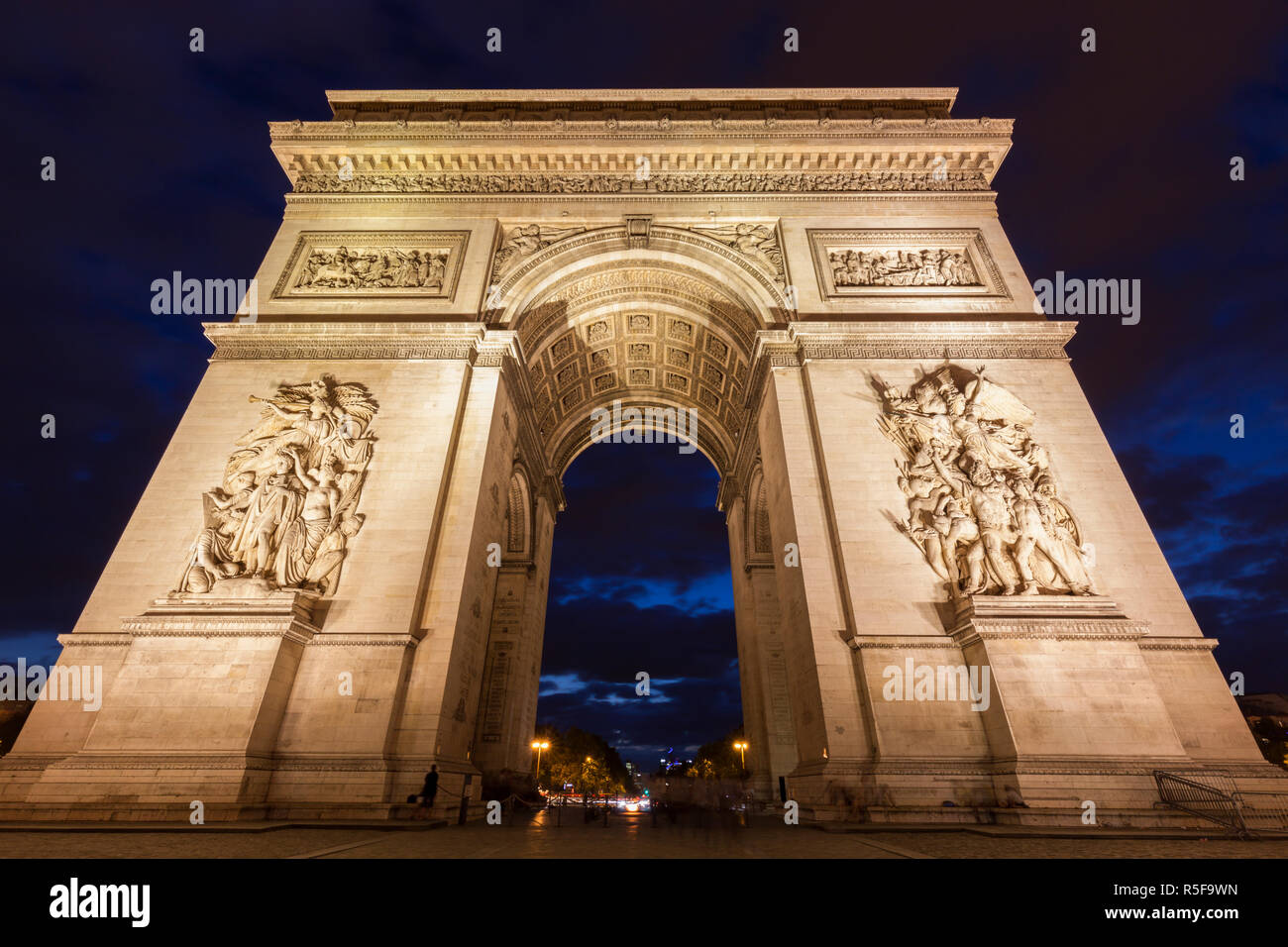 Arc de Triomphe in Paris bei Nacht gesehen. Paris, Ile-de-France, Frankreich. Stockfoto