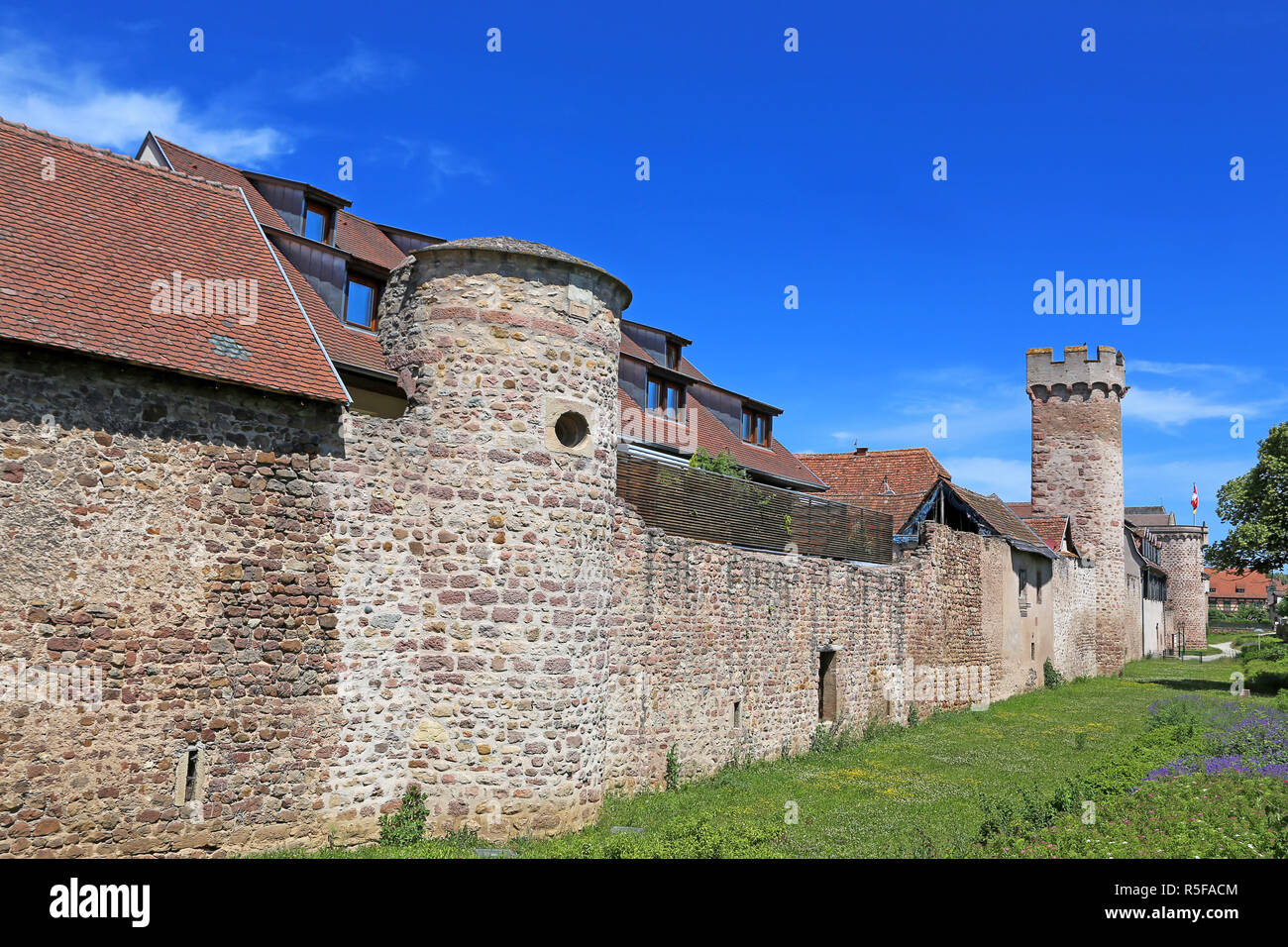 An der Stadtmauer Provins in Obernai im Elsass Stockfoto