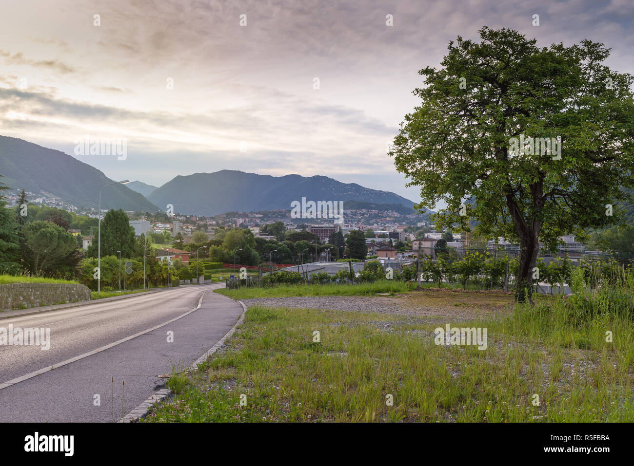 In der Südlichen Schweiz, Kanton Tessin. Chiasso Stadt am Morgen Stockfoto