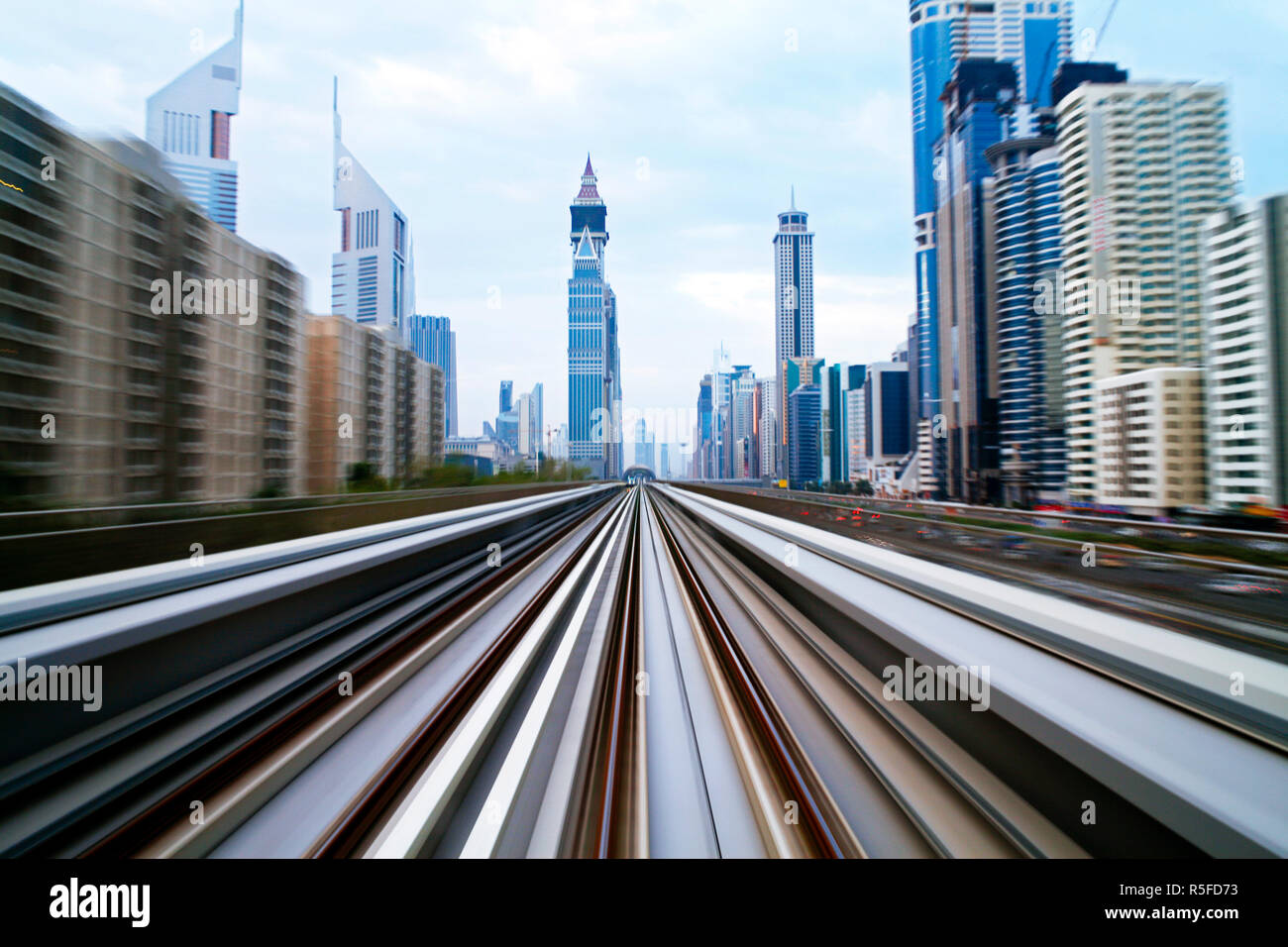 Eröffnet in 2010, Dubai Metro, MRT, in Bewegung entlang der Sheikh Zayed Road in der Abenddämmerung, Dubai, Vereinigte Arabische Emirate Stockfoto